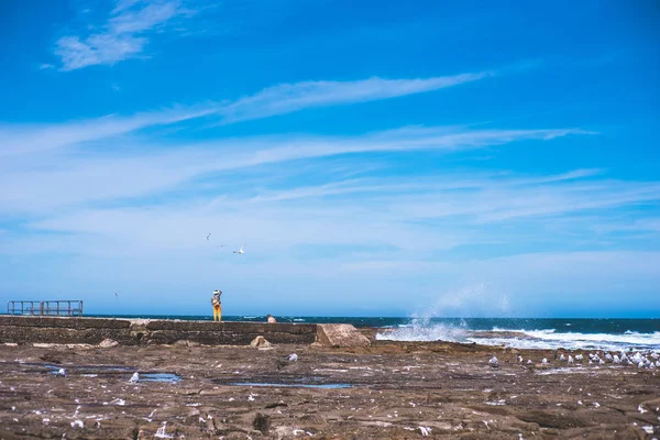 Scenario Minimale Cielo Blu Spiaggia Rocciosa Con Una Piccola Signora — Foto Stock