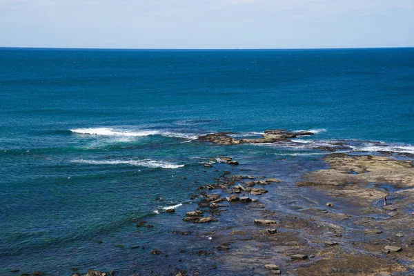 Paisaje Costa Roca Playa Azul Profundo Océano Con Hermoso Cielo — Foto de Stock