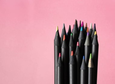 rengarenk grup siyah kalemleri ahşap ben pembe pastel üzerinde arka plan, birlik içinde kafası kavramı