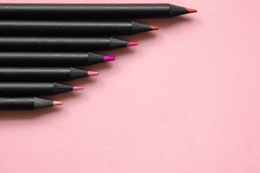 pastel pembe arka plan üzerinde siyah kalem rengini Pembe, kırmızı veya mor sesi