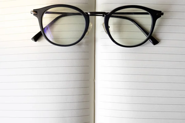 Közelről Modern Szemüveg Homályos Nyitott Könyv Másolás Hely — Stock Fotó