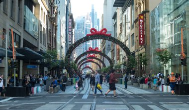 Noel hafif raylı sistem inşaat Kral ve Park sokaklarında arasında George Caddesi'nde meşgul Noel döneminde yayalar için daha fazla yer açar. 14-12-2017 Sydney-Avustralya