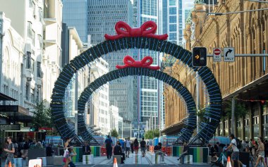 Noel hafif raylı sistem inşaat Kral ve Park sokaklarında arasında George Caddesi'nde meşgul Noel döneminde yayalar için daha fazla yer açar. 14-12-2017 Sydney-Avustralya