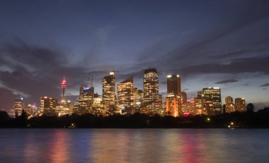 Sydney cityscape Botanik Bahçesi görünümden Limanı arasında alacakaranlıkta manzarası. CBD simge ve liman köprü aydınlatma altında Avustralya vardır: 12-01-2018