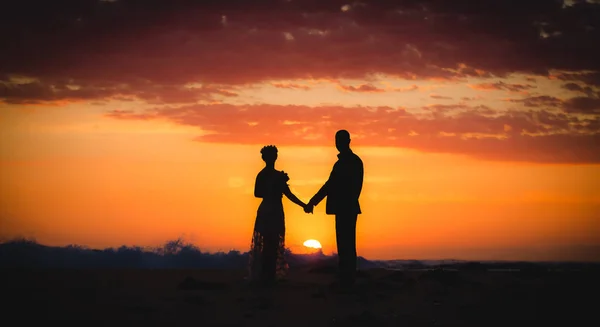 情侣的剪影 新娘和新郎牵手在日出的时间在海滩上 美丽的粉红色日出天空 — 图库照片