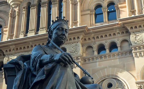 Kraliçe Victoria Sydney Cbd bina girişinde Kraliçe Victoria heykeli.