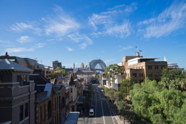 George Street kayalarda, tarihi ilçe Sydney harbour Bridge içinde belgili tanımlık geçmiş görünümünü. Avustralya: 30/03/18