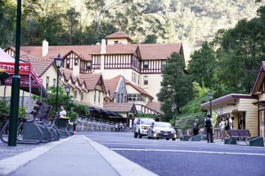 Jenolan mağara otel aşamaları 1879 ve 1926 arasında inşa edilen bir büyük, miras listelenen oteldir. Blue Mountains, Wollongong, Avustralya mağaralarda Jenolan at: 07/04/18