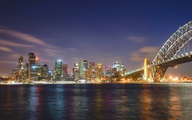 Sydney cityscape gece, liman yansıması.