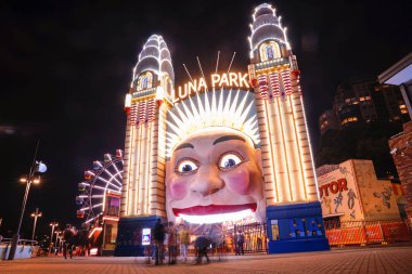 Luna Park kapısı giriş geceleri