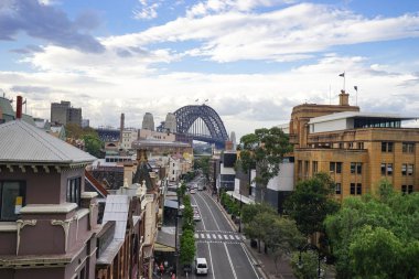 George Street kayalarda, tarihi ilçe Sydney harbour Bridge içinde belgili tanımlık geçmiş görünümünü. Avustralya: 30/03/18