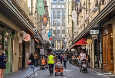 Degraves Street bir popüler kafe ve perakende Bayan Flinders Sokağı ve Melbourne Flinders Lane arasında bulunmaktadır. Melbourne, Avustralya - 11/04/18
