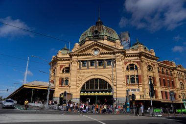 Melbourne, Avustralya-11/04/18: Flinders İstasyonu Melbourne ikonik dönüm noktası olduğunu..