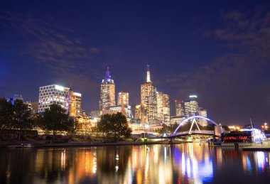 Yarra Nehri ve Melbourne silüeti Princes Köprüsü'nden görüntülemek, canlı kalp ve ruh Melbourne Turizm sektörünün. Avustralya: 09/04/18
