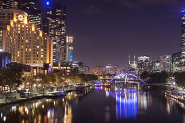 Yarra Nehri ve Melbourne silüeti Princes Köprüsü'nden görüntülemek, canlı kalp ve ruh Melbourne Turizm sektörünün. Avustralya: 09/04/18