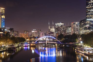 Yarra Nehri ve Melbourne silüeti Princes Köprüsü'nden görüntülemek, canlı kalp ve ruh Melbourne Turizm sektörünün. Avustralya: 09/04/18