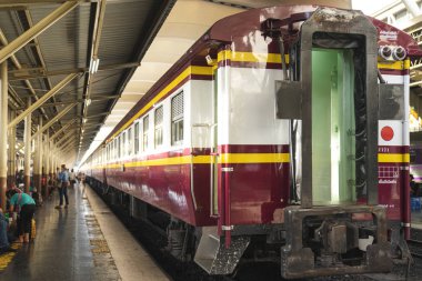 Tay Kırmızı Sprinter tren, dizel lokomotif tren ulaşım insanlar için farklı şehirlerden gelen capitol, Hua Lamphong İstasyonu Bangkok içine. Tayland: 05/05/18
