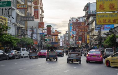 Arabalar ve dükkanlar meşgul trafik, Neon işaretleri ile Yaowarat yolda. Chinatown ünlü Çin yapılar, restoranlar ve sokak gıda tezgahları. Chinatown, Bangkok, Tayland - 05/05/18