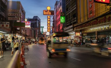 Tuk tuk ve dükkanlar meşgul trafik, Neon işaretleri ile Yaowarat yolda. Chinatown ünlü Çin yapılar, restoranlar ve sokak gıda tezgahları. Chinatown, Bangkok, Tayland - 05/05/18