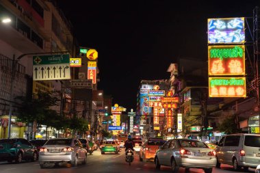 Arabalar ve dükkanlar meşgul trafik, Neon işaretleri ile Yaowarat yolda. Chinatown ünlü Çin yapılar, restoranlar ve sokak gıda tezgahları. Chinatown, Bangkok, Tayland - 05/05/18