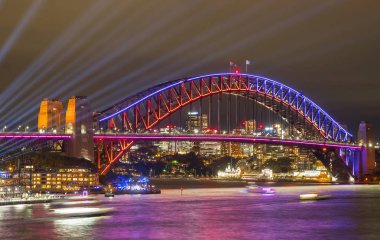 Avustralya-Sydney: Haziran 07,2017. Sydney Harbour Bridge görünümünden Circular quay çok pembe kırmızı ışıklar, karanlık gökyüzü üzerinde yıllık canlı ışık Sydney Festivali 2017 sırasında yansıtan ışık ile aydınlatılmış.