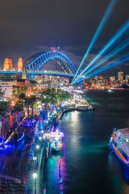 Avustralya - Sydney: 07 Haziran 2017. Aydınlık karanlık gökyüzü üzerinde yıllık canlı ışık Sydney Festivali 2017 sırasında yansıtan ışık ile aydınlatılmış Circular quay görünümünden Sidney Liman Köprüsü.