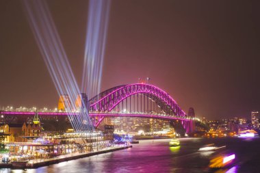 Avustralya-Sydney: Haziran 07,2017. Sydney Harbour Bridge görünümünden Circular quay çok pembe kırmızı ışıklar, karanlık gökyüzü üzerinde yıllık canlı ışık Sydney Festivali 2017 sırasında yansıtan ışık ile aydınlatılmış.