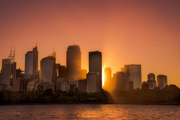 Ciepły Lekki Budynek Miasta Sydney Wiązką Słońca Ciepłym Zachodnim Niebie — Zdjęcie stockowe