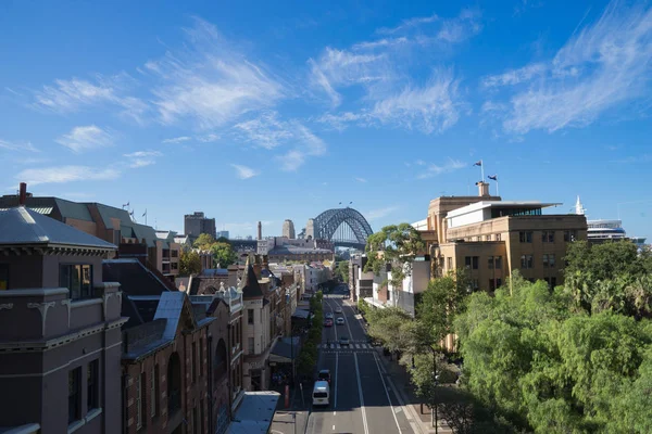 George Street kayalarda, tarihi ilçe Sydney harbour Bridge içinde belgili tanımlık geçmiş görünümünü. Avustralya: 30/03/18
