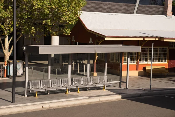 Vintage eski stil otobüs durağı Chastwood, Sydney çok kültürü ile büyük şehre yaklaşıyor. Avustralya: 28/03/18