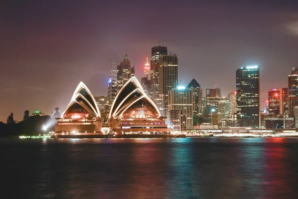 Alacakaranlık günbatımı gökyüzüne Sydeny opera binası. Bir çok mekan gösteri sanatları merkezi Sydney, New South Wales, Avustralya Sydney Opera Binası olduğunu