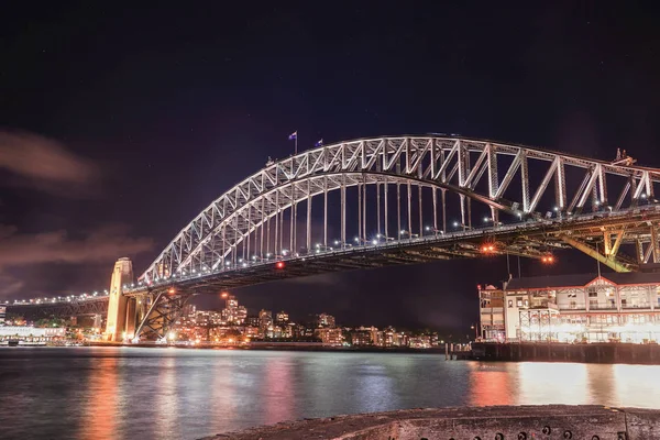 夜のシドニーハーバーブリッジ ピア2 シドニー セントラル ビジネス ディストリクト Cbd とノースショアの間を結ぶ交通を運ぶ キングスブリッジのアーチ橋を渡る鋼鉄 オーストラリア — ストック写真