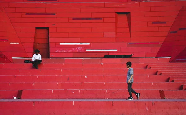 Homem Sentado Lendo Livro Menino Está Andando Anfiteatro Escada Vermelha — Fotografia de Stock