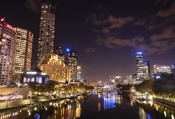 Yarra Nehri ve Melbourne silüeti Princes Köprüsü'nden görüntülemek, canlı kalp ve ruh Melbourne Turizm sektörünün. Avustralya: 09/04/18