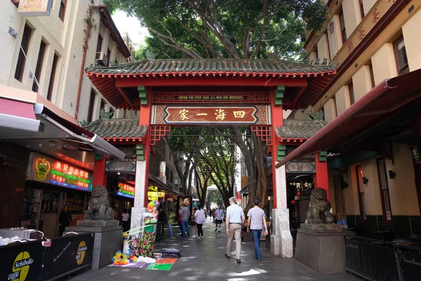 Pessoas Caminhando Pelo Portão Arco Cidade China Paifang Dixon Sydney — Fotografia de Stock