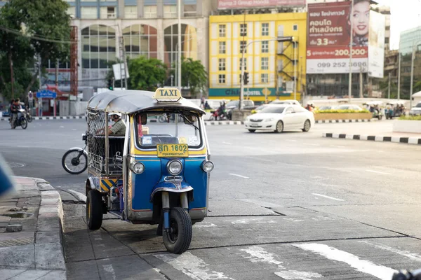 Chinatown, Bangkok, Tayland - 05/05/18: Tuk tuk taksi park Çin mahallesini, Yaowarat yol ana cadde sokak pazarında.