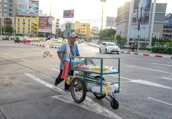 Bangkok Tayland sokakta bir üç tekerlekli bisiklet sepetindeki taze meyve satan bir adam: 05/05/18