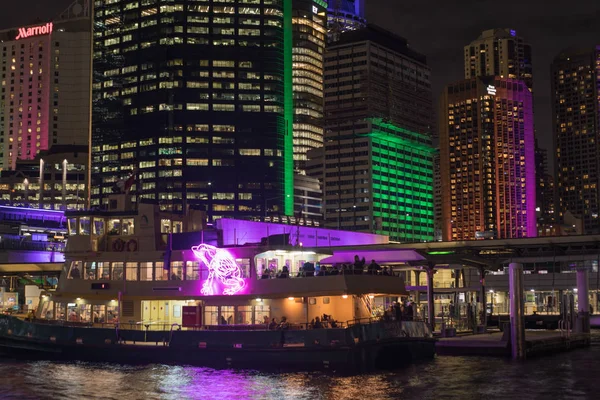 Sydney, Avustralya - 6 Haziran 2017 - binalar ve Circular Quay yanar yıllık Sydney Vivid sırasında havada feribot göster, hafif müzik ve fikirlerin özgür yıllık açık olay.