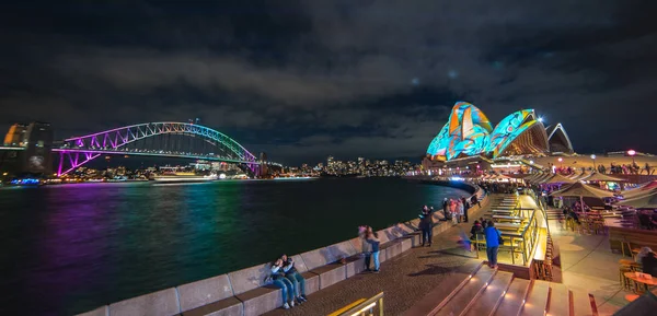 Sydney, Avustralya-06 Haziran 2017. Canlı 2017 yıllık genel olay sırasında ışıklı ışıklar Sydney Opera Binası yelken: renkli bir tasarım Festival ışık, müzik ve fikirler öngörülen.