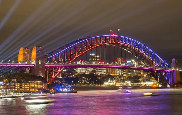 Avustralya-Sydney: Haziran 07,2017. Sydney Harbour Bridge görünümünden Circular quay çok pembe kırmızı ışıklar, karanlık gökyüzü üzerinde yıllık canlı ışık Sydney Festivali 2017 sırasında yansıtan ışık ile aydınlatılmış.