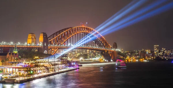 Avustralya-Sydney: Haziran 07,2017. Sydney Harbour Bridge görünümünden Circular quay çok pembe kırmızı ışıklar, karanlık gökyüzü üzerinde yıllık canlı ışık Sydney Festivali 2017 sırasında yansıtan ışık ile aydınlatılmış.