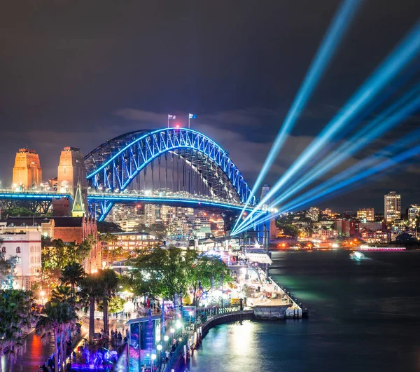 Avustralya - Sydney: 07 Haziran 2017. Aydınlık karanlık gökyüzü üzerinde yıllık canlı ışık Sydney Festivali 2017 sırasında yansıtan ışık ile aydınlatılmış Circular quay görünümünden Sidney Liman Köprüsü.