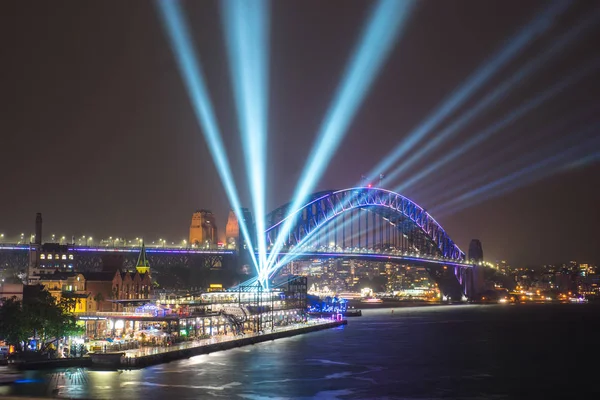 Avustralya-Sydney: Haziran 07,2017. Sydney Harbour Bridge görünümünden Circular quay çok pembe kırmızı ışıklar, karanlık gökyüzü üzerinde yıllık canlı ışık Sydney Festivali 2017 sırasında yansıtan ışık ile aydınlatılmış.