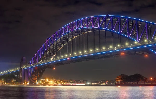 高年次ビビッド ライト シドニー フェスティバル 2017 Milson ポイントからピンク色のライトの眺めで照らされた港橋シドニーを閉じる — ストック写真