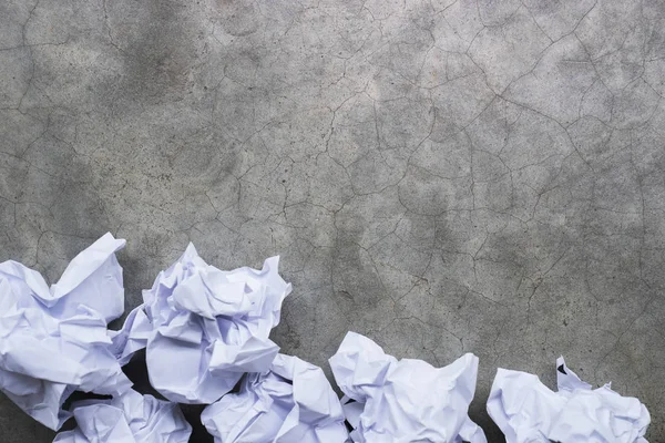 Bolas Papel Arrugado Una Superficie Hormigón Gris — Foto de Stock