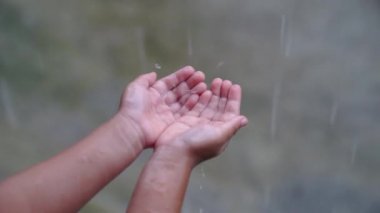 Yağmur alıcı yağmur ellerini koyarak çocuk