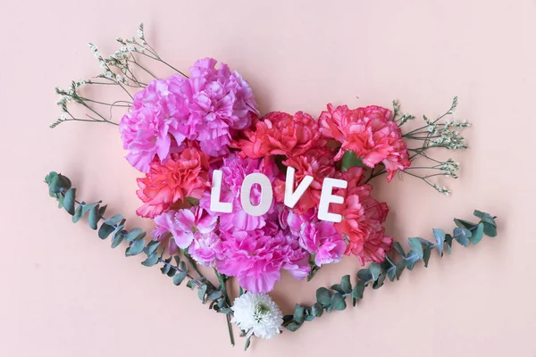 Αγάπη Ξύλινη Λέξη Στο Μπουκέτο Φρέσκα Λουλούδια Γαρύφαλλο — Φωτογραφία Αρχείου