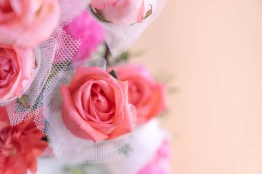 üstten görünüm pembe gül buketi pembe bir arka plan ile yakından