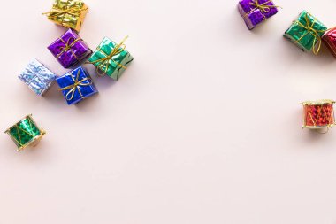 kaydırılan Noel hediye kutuları kopya alanı ile üstten görünüm