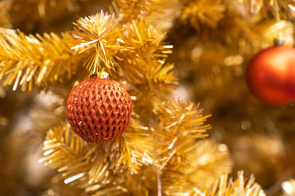 Roter Glitzerweihnachtskugel Auf Goldenem Weihnachtsbaum — Stockfoto